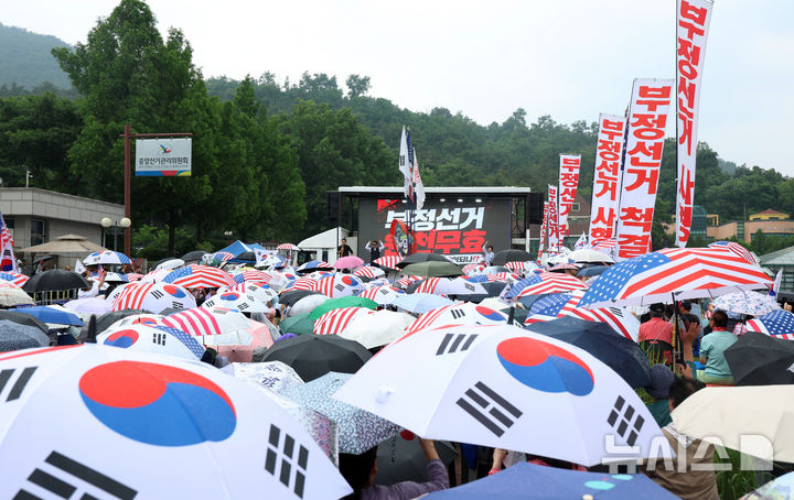 [과천=뉴시스] 조성우 기자 = 4일 경기 과천시 중앙선거관리위원회 과천청사 앞에서 열린 투표용지 부족 사태 관련 항의 집회에서 참가자들이 구호를 외치고 있다. 2026.06.04. xconfind@newsis.com