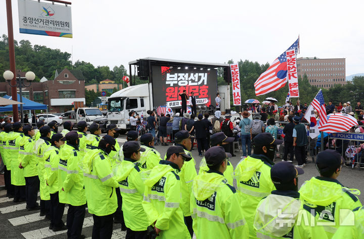 [과천=뉴시스] 조성우 기자 = 4일 경기 과천시 중앙선거관리위원회 과천청사 앞에서 투표용지 부족 사태 관련 항의 집회가 열리고 있다. 2026.06.04. xconfind@newsis.com