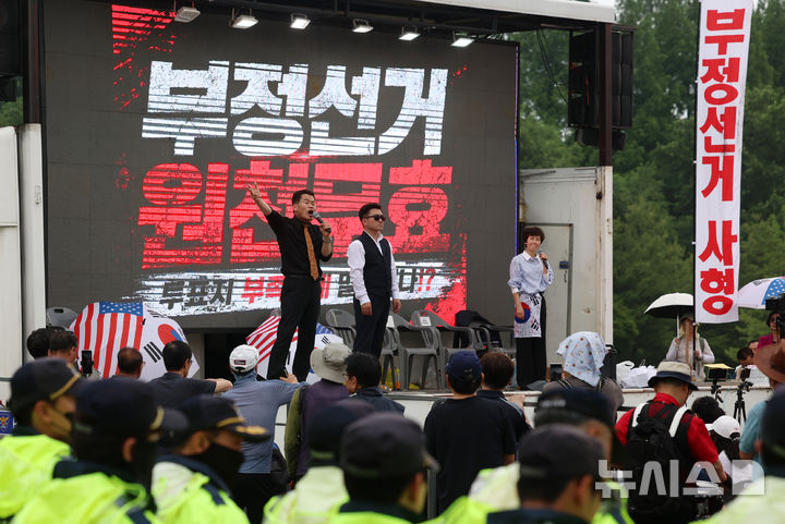 [과천=뉴시스] 조성우 기자 = 유튜버 전한길 씨가 4일 경기 과천시 중앙선거관리위원회 과천청사 앞에서 열린 투표용지 부족 사태 관련 항의 집회에서 발언하고 있다. 2026.06.04. xconfind@newsis.com