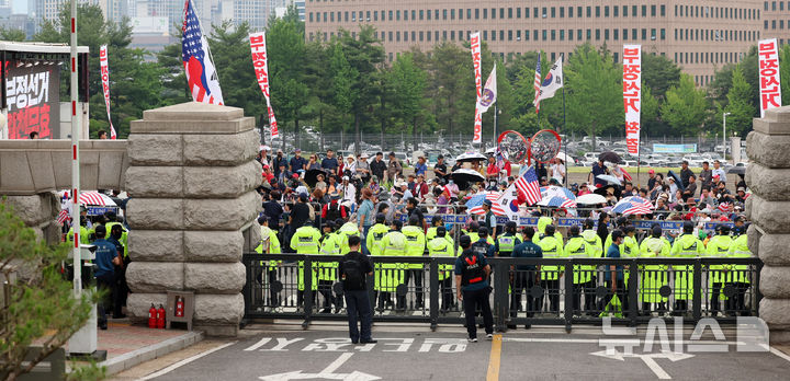 [과천=뉴시스] 조성우 기자 = 4일 경기 과천시 중앙선거관리위원회 과천청사 앞에서 투표용지 부족 사태 관련 항의 집회가 열리고 있다. 2026.06.04. xconfind@newsis.com