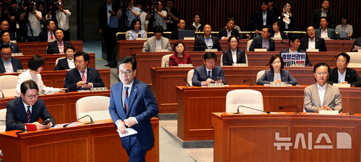 [서울=뉴시스] 김금보 기자 = 송언석 국민의힘 원내대표가 4일 오후 서울 여의도 국회에서 열린 긴급의원총회에서 발언대로 향하고 있다. 2026.06.04. kgb@newsis.com