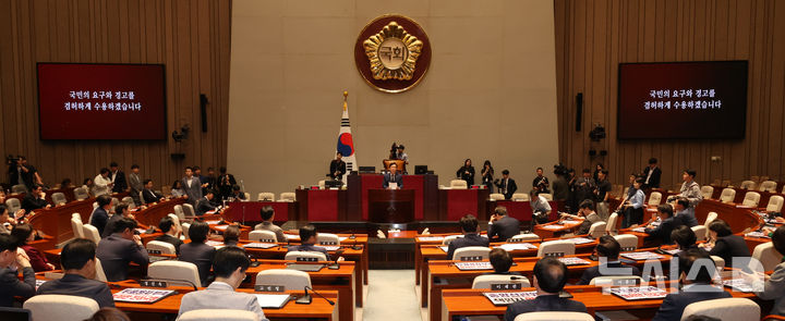 [서울=뉴시스] 김금보 기자 = 송언석 국민의힘 원내대표가 지난 4일 오후 서울 여의도 국회에서 열린 긴급의원총회에서 발언을 하고 있다. 2026.06.04. kgb@newsis.com