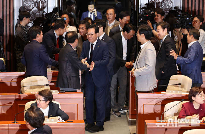 [서울=뉴시스] 김금보 기자 = 송언석 국민의힘 원내대표를 비롯한 의원들이 4일 오후 서울 여의도 국회에서 열린 긴급의원총회에 참석하며 인사를 나누고 있다. 2026.06.04. kgb@newsis.com