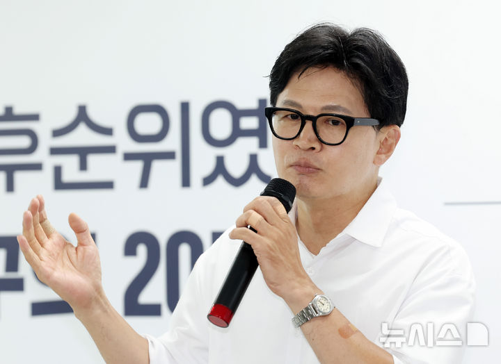  [부산=뉴시스] 하경민 기자 = 한동훈 부산 북구갑 국회의원 보궐선거 당선인이 4일 부산 북구 자신의 선거사무소에서 당선 기자회견을 하고 있다. 2026.06.04. yulnetphoto@newsis.com