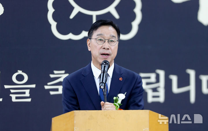 [제주=뉴시스] 우장호 기자 = 위성곤 제주도지사 당선인이 4일 오후 제주상공회의소 5층 대회의실에서 열린 제9회 전국동시지방선거 당선증 수여식에서 인사말을 하고 있다. 2026.06.04. woo1223@newsis.com