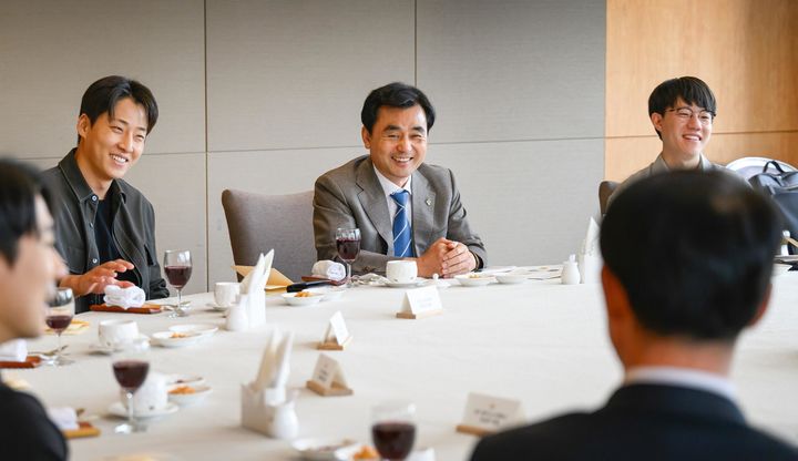 [서울=뉴시스] 안규백 국방부 장관이 4일 오후 서울 용산구 국방컨벤션에서 열린 국방창업경진대회 출신 창업인 간담회에서 청년 기업가들을 격려하고 있다. (사진=국방부 제공) 2026.06.04. photo@newsis.com *재판매 및 DB 금지