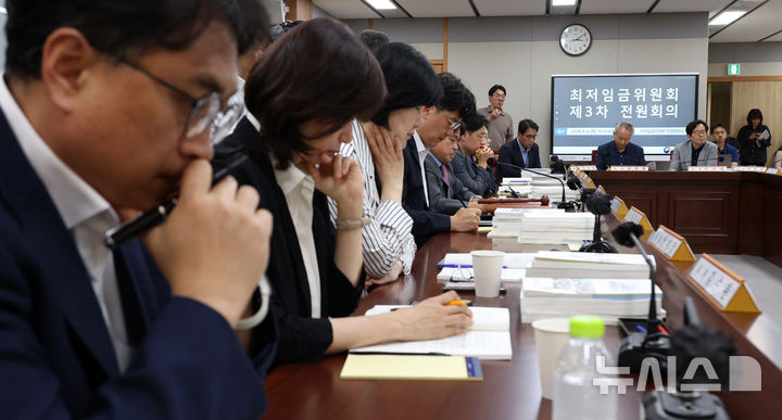 [세종=뉴시스] 강종민 기자 = 4일 세종시 정부세종청사에서 열린 최저임금위원회 3차 전원회의에서 노사 위원의 발언을 듣는 공익위원들의 표정이 굳어 있다. 2026.06.04. ppkjm@newsis.com