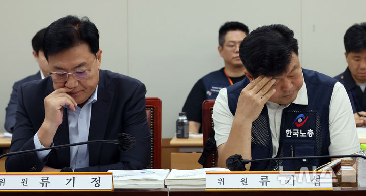 [세종=뉴시스] 강종민 기자 = 4일 세종시 정부세종청사에서 열린 최저임금위원회 3차 전원회의에서 류기정 사용자 위원과 류기섭 근로자 위원이 진지한 표정으로 공익위원의 발언을 듣고 있다. 2026.06.04. ppkjm@newsis.com