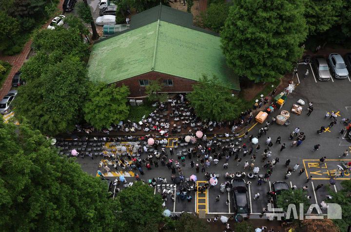 [서울=뉴시스] 홍효식 기자 = 보수 성향의 유튜버와 시민 등이 6·3 지방선거 투표용지 부족 사태를 겪은 서울 송파구 잠실7동 제2투표소를 사수하며 '선거관리위원회 해체, 부정선거, 재선거' 구호를 외치고 있다. 2026.06.04. yesphoto@newsis.com