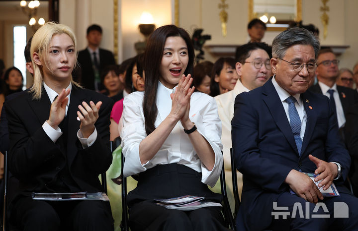 [서울=뉴시스] 고범준 기자 = 배우 전지현과 스트레이 키즈 필릭스가 4일 서울 덕수궁에서 열린 한국-프랑스 수교 140주년 기념행사에서 박수치고 있다. (청와대통신사진기자단) 2026.06.04. bjko@newsis.com