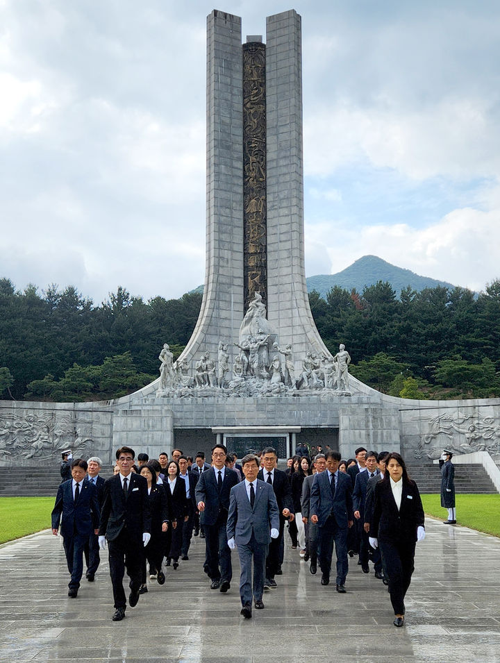 [서울=뉴시스] 정일연 국민권익위원회 위원장과 직원들이 호국보훈의 달을 맞아 4일 대전 유성구 국립대전현충원을 참배한 뒤 이동하고 있다. (사진=국민권익위원회 제공) 2026.06.04. photo@newsis.com *재판매 및 DB 금지