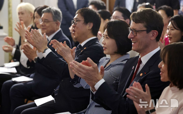 [서울=뉴시스] 고범준 기자 = 김혜경 여사가 4일 서울 덕수궁에서 열린 한국-프랑스 수교 140주년 기념행사에서 박수치고 있다. (청와대통신사진기자단) 2026.06.04. bjko@newsis.com