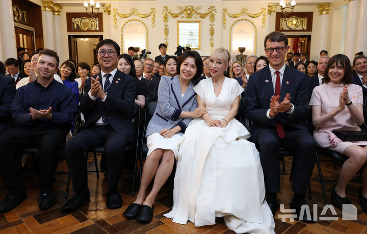 [서울=뉴시스] 고범준 기자 = 김혜경 여사와 성악가 조수미가 4일 서울 덕수궁에서 열린 한국-프랑스 수교 140주년 기념행사에서 참석자들과 기념촬영을 하고 있다. (청와대통신사진기자단) 2026.06.04. bjko@newsis.com