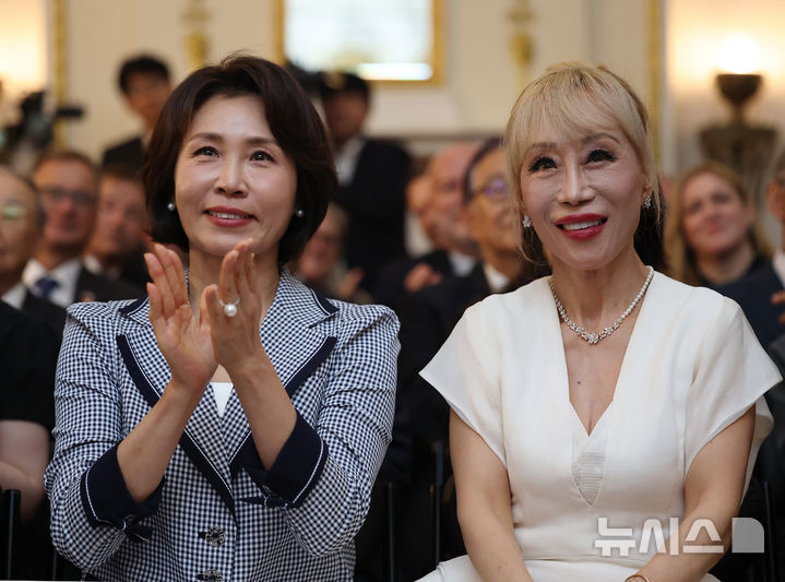 [서울=뉴시스] 고범준 기자 = 김혜경 여사가 4일 서울 덕수궁에서 열린 한국-프랑스 수교 140주년 기념행사에서 박수치고 있다. 오른쪽은 성악가 조수미. (청와대통신사진기자단) 2026.06.04. bjko@newsis.com