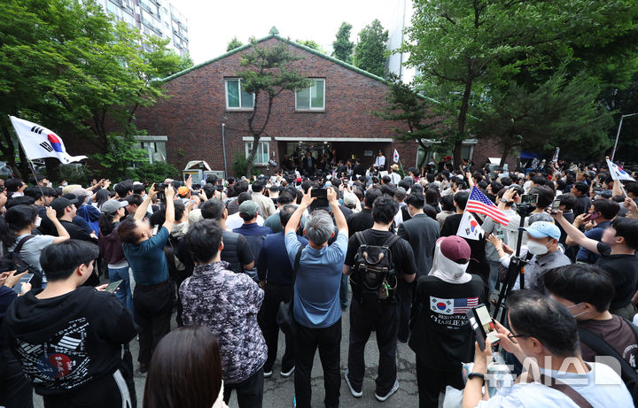 [서울=뉴시스] 김진아 기자 = 4일 제9회 전국동시지방선거 투표용지 부족 사태가 발생한 서울 송파구 잠실7동 제2투표소 앞에서 시민들이 투표함 반출을 막으며 구호를 외치고 있다. 2026.06.04. bluesoda@newsis.com