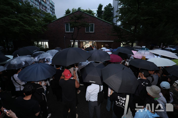 [서울=뉴시스] 김진아 기자 = 4일 제9회 전국동시지방선거 투표용지 부족 사태가 발생한 서울 송파구 잠실7동 제2투표소 앞에서 시민들이 투표함 반출을 막으며 구호를 외치고 있다. 2026.06.04. bluesoda@newsis.com
