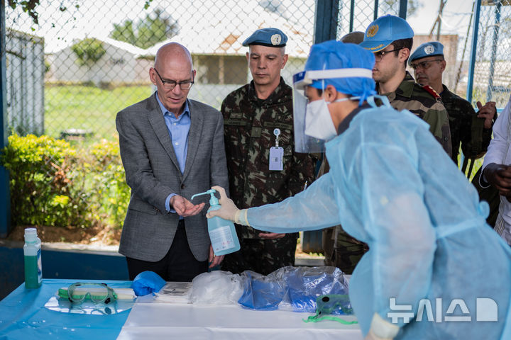 [부니아=AP/뉴시스] 제임스 스완 유엔(UN) 콩고민주공화국(민주콩고) 안정화임무단(MONUSCO) 대표가 4일(현지 시간) 민주콩고 부니아 에볼라 대응 상황을 점검하기 위해 에볼라 진료소를 방문해 손을 소독하고 있다. 2026.06.05.