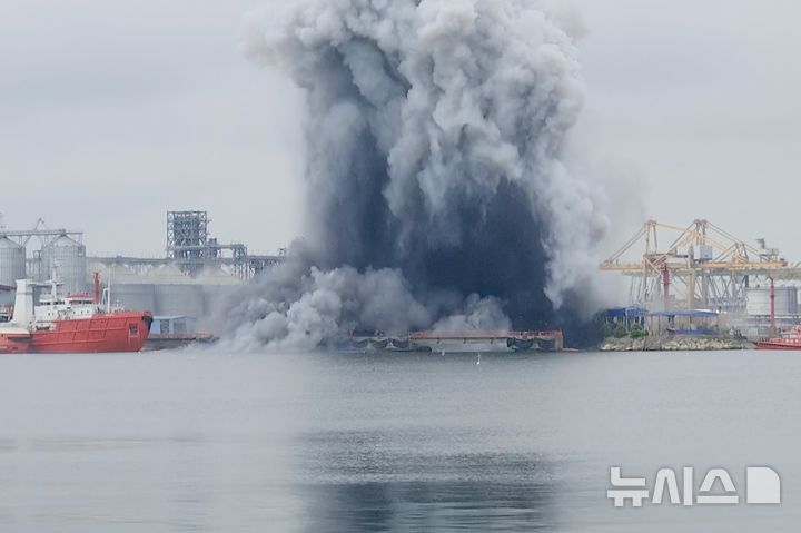 [AP/뉴시스] 지난 5일(현지 시간) 자료 사진으로, 루마니아 콘스탄차항에서 해상 드론이 폭발하고 있다. (사진=뉴시스DB)