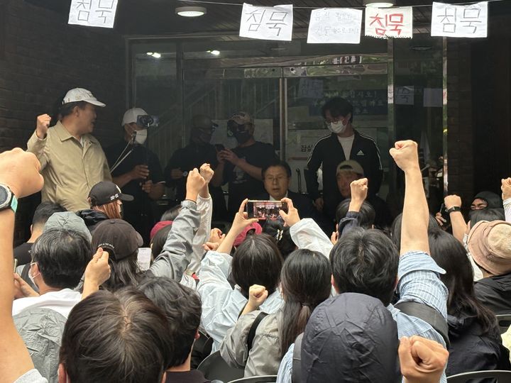[서울=뉴시스] 신유림 기자 = 5일 오전 서울 송파구 잠실7동 제2투표소 앞에서 황교안 자유와혁신 대표가 발언하고 있다. 2026.06.05. photo@newsis.com spicy@newsis.com *재판매 및 DB 금지