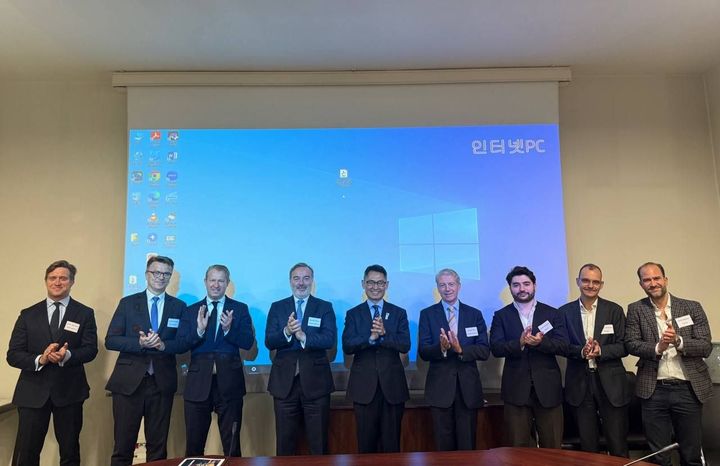 [세종=뉴시스]허장 재정경제부 2차관이 4일(현지시간) 프랑스 파리 주OECD 대한민국 대표부에서 글로벌 투자자를 대상으로 한국경제 투자설명회를 개최하고 유럽 최대 자산운용사인 아문디를 비롯해 BNP파리바, 크레딧 아그리꼴, 나티시스, 소시에테 제네랄 등 프랑스계 투자은행과 자산운용사 고위 임원들과 기념촬영을 하고 있다. (사진=재정경제부 제공) *재판매 및 DB 금지