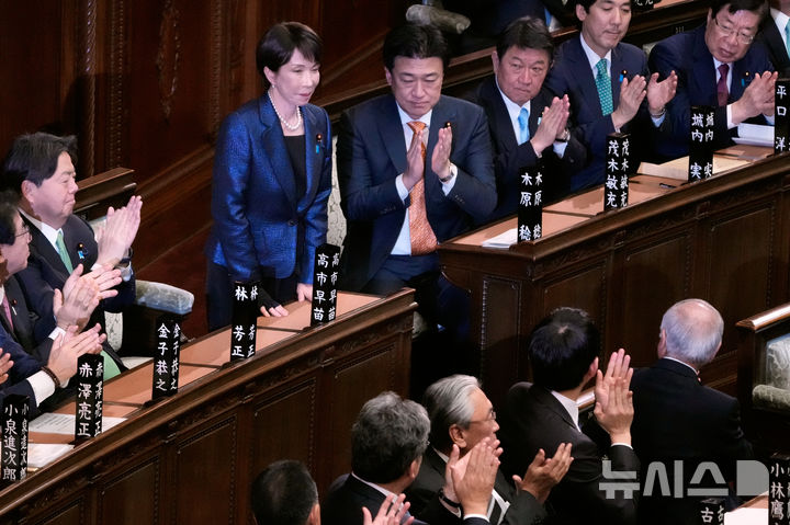 [도쿄=AP/뉴시스] 지난 2월 18일 일본 도쿄 국회에서 열린 특별국회에서 다카이치 사나에 일본 총리(가운데)가 총리로 재선출된 뒤 중의원 의원들의 박수를 받고 있는 모습. 2026.09.03.
