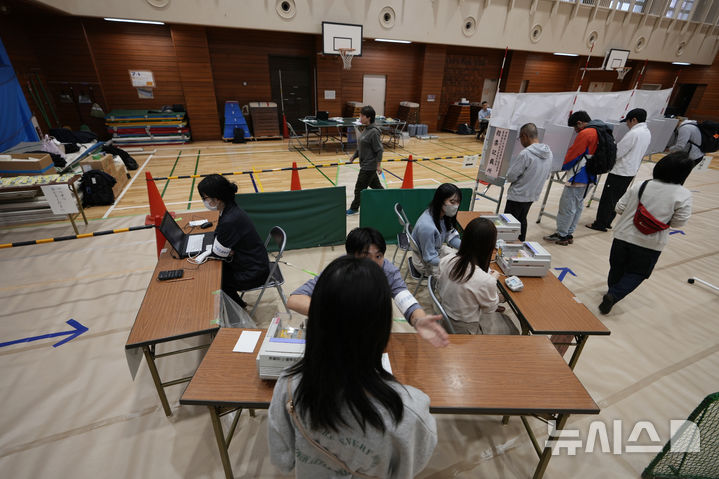[도쿄=AP/뉴시스] 일본 집권 자민당이 중의원(하원) 의석수 10% 감축을 추진하며 삭감 대상을 비례대표로만 한정하기로 했다. 이에 비례대표 의석 비중이 높은 야당이 강하게 반발하고 나섰다. 스즈키 슌이치 자민당 간사장은 지난 4일 당 본부에서 열린 정치제도개혁본부 총회에서 중의원 전체 465석 중 10%에 해당하는 45석을 비례대표(현행 176석)에서 줄이겠다는 방침을 밝혔다. 사진은 2024년 10월27일 일본 도쿄의 중의원 선거 투표소에서 선거 사무원들이 유권자들을 안내하고 있는 모습. 2026.06.05.