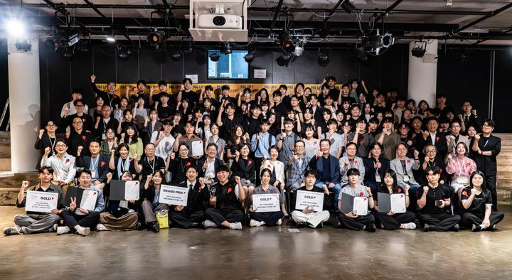 [서울=뉴시스] 지난달 15일 열린 '핀업 컨셉 디자인 어워드 2026' 시상식에서 참가자들이 단체 사진을 촬영하고 있다. (사진=한양대 ERICA 제공) 2026.06.05. photo@newsis.com *재판매 및 DB 금지