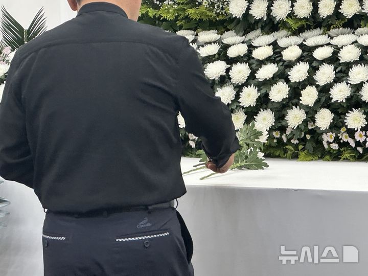 [대전=뉴시스] 김도현 기자 = 한화에어로스페이스 대전 사업장 폭발 사고 희생자 유족이 5일 오전 대전 유성구 어은동 유성구청 1층 로비에 설치된 합동분향소에서 헌화하고 있다. 2026.06.05. kdh1917@newsis.com