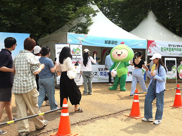 [원주=뉴시스] 순금 태극기 증정 등 현충일 맞이 '코리아 메모리얼 페스타' 참여. (사진=한국보훈복지의료공단 제공) 2026.06.05. photo@newsis.com *재판매 및 DB 금지