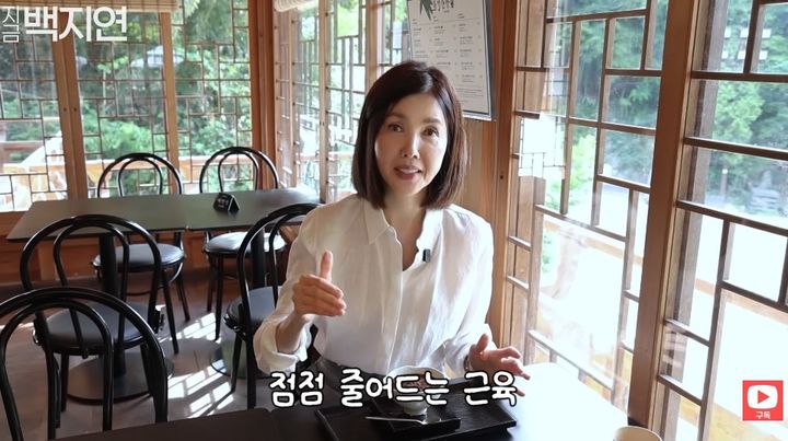 [서울=뉴시스] 앵커 출신 방송인 백지연이 매년 30억원을 들인 역노화 연구로 화제를 모은 미국의 백만장자 브라이언 존슨의 장수 비결을 소개해 눈길을 끈다. (사진=지금백지연 유튜브 캡처) *재판매 및 DB 금지