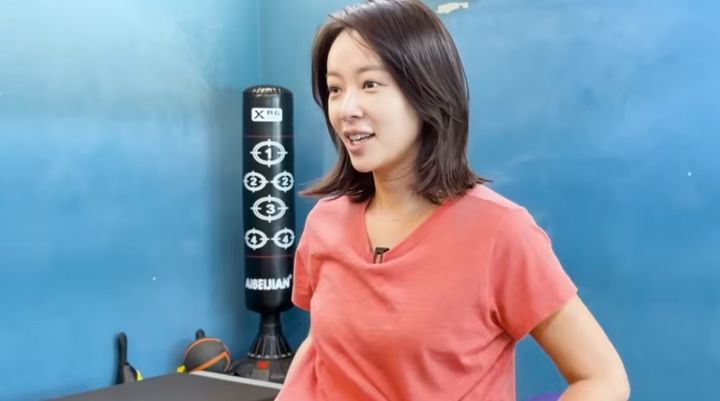 [서울=뉴시스] 배우 황정음이 자신의 유튜브 채널에서 척추 틀어짐을 교정하기 위한 스트레칭을 받았다. (사진=유튜브 '황정음' 캡처) 2026.06.05. *재판매 및 DB 금지 