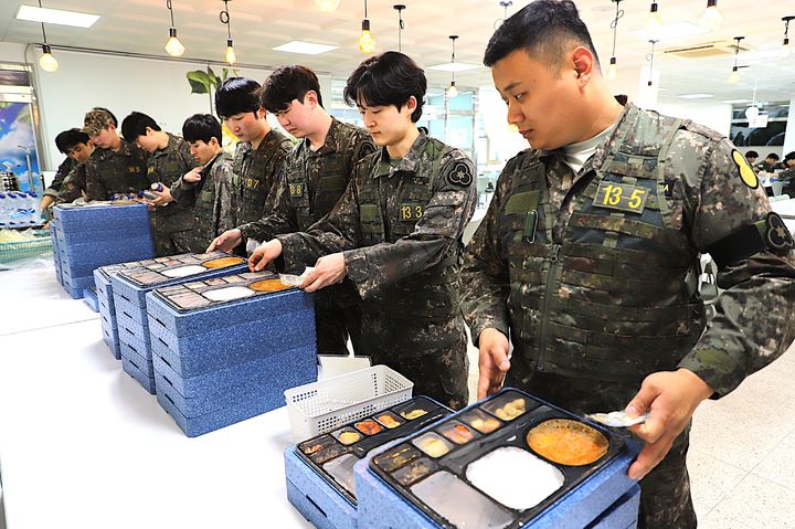 [원주=뉴시스] 만종과학화 예비군훈련장에서 예비군들이 개인 선호에 맞게 도시락을 선택하고 있다.. (사진=육군 제36사단 제공) 2026.06.05. photo@newsis.com *재판매 및 DB 금지