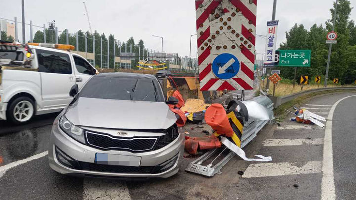 [서울=뉴시스] 사진은 빗길 주시 태만 사고 모습. 2026.06.05. (사진=한국도로공사 제공) photo@newsis.com *재판매 및 DB 금지