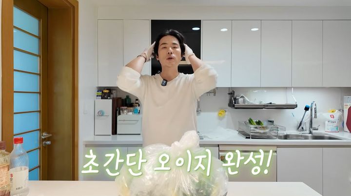 [서울=뉴시스] 지난 3일 배우 김강우(47)가 자신의 유튜브 채널을 통해 오이지를 담그는 영상을 공개했다. (사진=김강우 유튜브 채널 캡처)