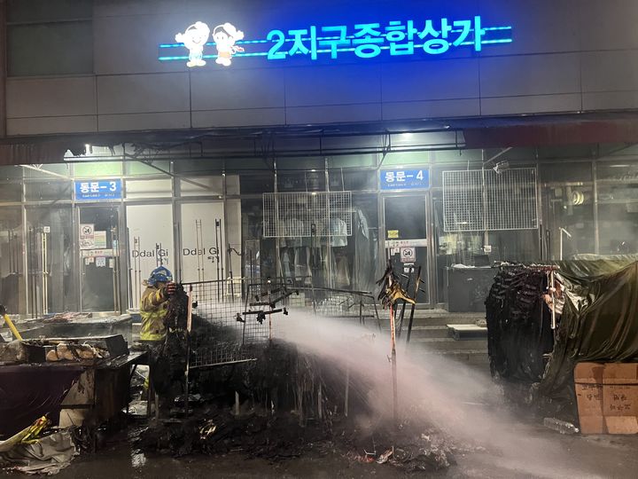 [대구=뉴시스] 4일 오후 9시20분께 중구 대신동 서문시장 2지구 인근 도로에 있는 노점상에서 화재가 발생했다. (사진=대구소방안전본부 제공) 2026.06.05. photo@newsis.com *재판매 및 DB 금지