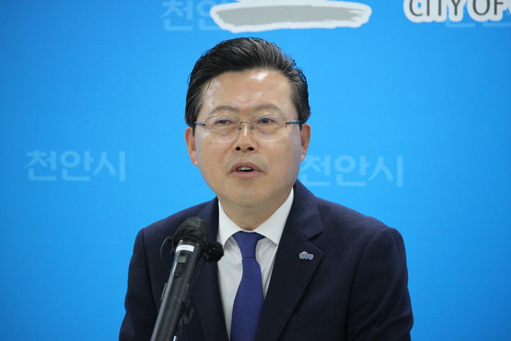 [천안=뉴시스] 최영민 기자 = 장기수 충남 천안시장 당선인이 5일 오전 천안시청 브리핑실에서 당선인 신분으로 첫 기자회견을 하고 있다. 2026.06.05. ymchoi@newsis.com *재판매 및 DB 금지