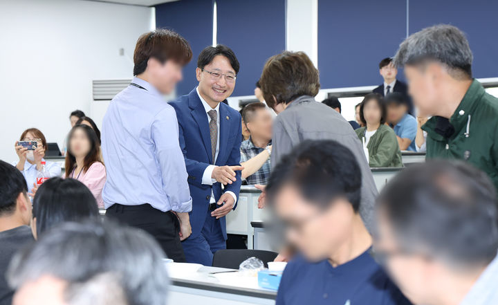임광현 국세청장이 4일 중부지방국세청 국세 체납관리단을 찾아 직원들을 격려하고 있다.(사진 : 국세청 제공) 2026.6.5. *재판매 및 DB 금지