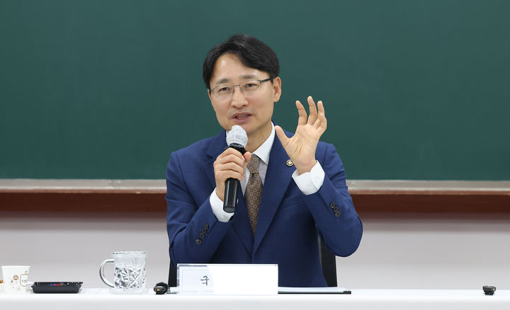 임광현 국세청장이 4일 중부지방국세청 국세 체납관리단을 찾아 직원들을 격려하고 있다.(사진 : 국세청 제공) 2026.6.5. *재판매 및 DB 금지