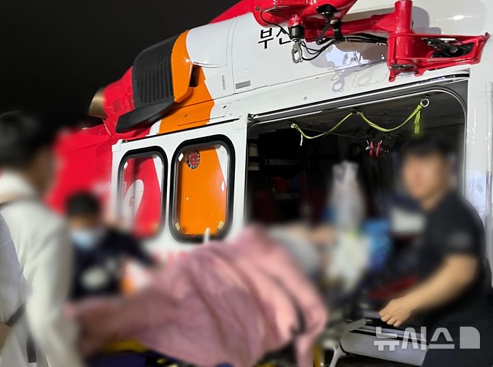 [제주=뉴시스] 4일 오후 제주국제공항에서 세쌍둥이 산모가 소방헬기에 의해 타 지역 병원으로 이송되고 있다. (사진=제주소방안전본부 제공) 2026.06.05. photo@newsis.com