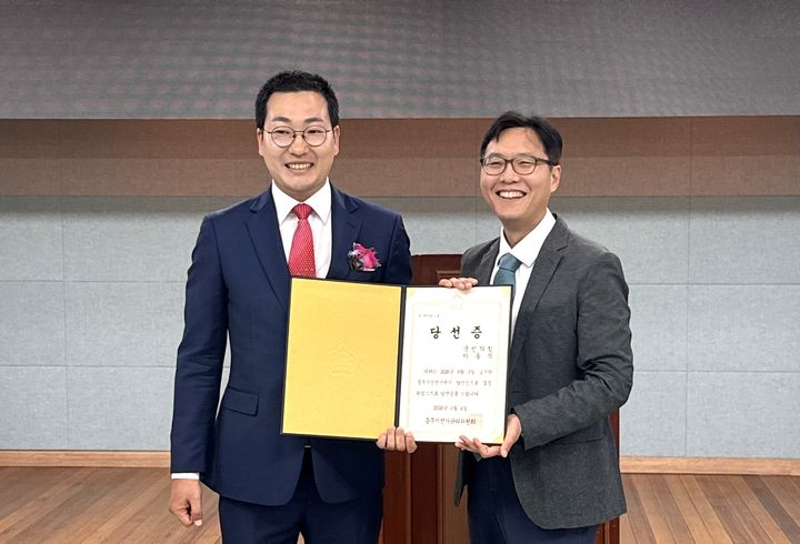 당선증 받는 이동석(왼쪽) 충주시장 당선인 *재판매 및 DB 금지