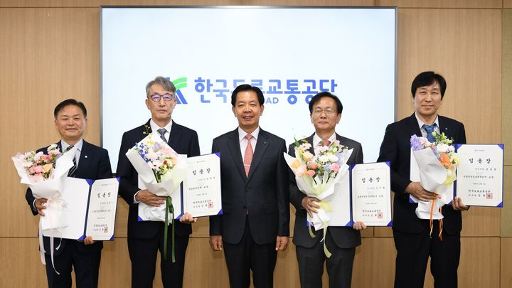 [원주=뉴시스] 강원 원주시 공단 본부에서 신임 방송본부장·지방교통방송본부장 임용식을 열고 김희중 이사장(가운데)과 임용자들이 기념사진을 촬영을 하고 있다. (사진=한국도로교통공단 제공) 2026.06.05. photo@newsis.com *재판매 및 DB 금지