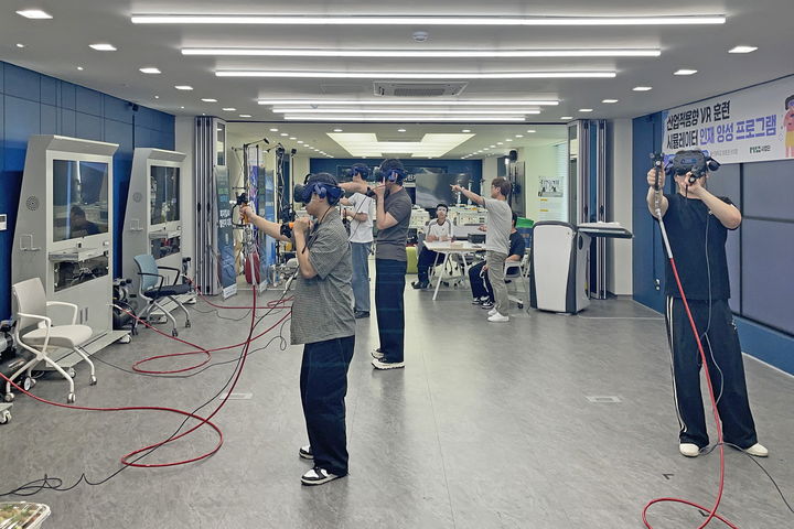 [울산=뉴시스] 울산과학대학교는 조선·중공업 분야 핵심 공정을 가상현실(VR)로 체험하는 산업적용형 훈련 프로그램을 운영한다. 실습 중인 학생들. (사진=울산과학대 제공) 2026.06.05. photo@newsis.com *재판매 및 DB 금지