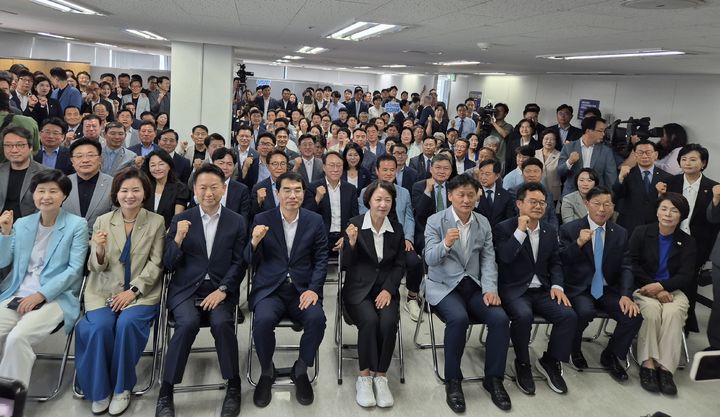 [수원=뉴시스] 이병희 기자 = 추미애 경기도지사 당선인이 5일 수원시 팔달구 인계동 마라톤빌딩에서 열린 선거대책위원회 해단식에서 기념사진을 찍고 있다. 2026.06.05. iambh@newsis.com *재판매 및 DB 금지