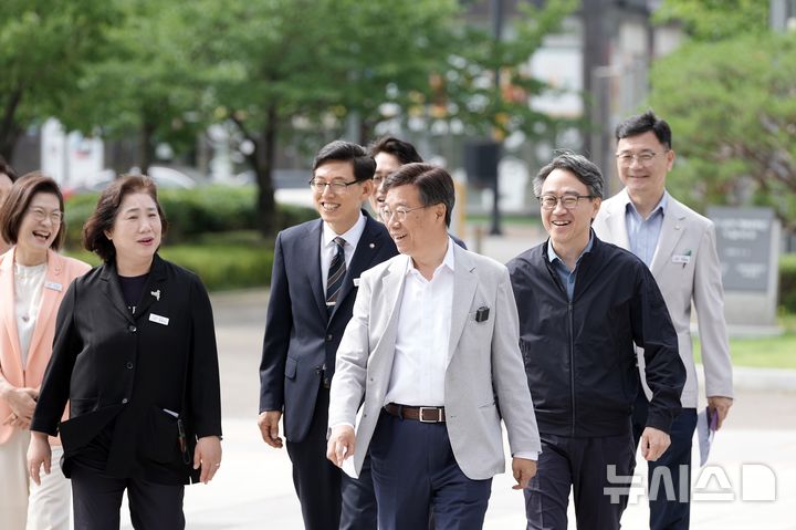 [성남=뉴시스] 신상진 성남시장이 5일 업무 복귀 위해 성남시청으로 걸어오고 있다. (사진=성남시 제공) 2026.06.05.photo@newsis.com