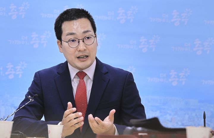 [충주=뉴시스] 이병찬 기자 = 5일 충북 충주시청을 찾은 이동석 충주시장 선거 당선인이 기자들과 만나 대화하고 있다.(사진=이 당선인 제공)2026.06.05.photo@newsis.com *재판매 및 DB 금지