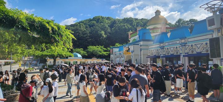 [대전=뉴시스]곽상훈 기자=5일 재개장에 들어간 대전 오월드 입구에서 관람객들이 문이 열리기만을 기다리고 있다. 2026. 06. 05 kshoon0663@newsis.com *재판매 및 DB 금지
