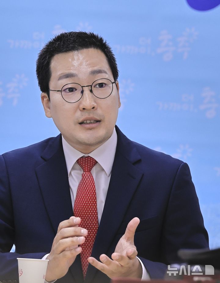 기자들의 질문에 답하는 이동석 당선인 - 뉴스 썸네일 이미지