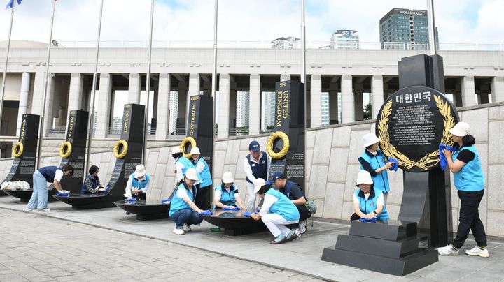 [서울=뉴시스] 대한민국재향군인회(향군)는 5일 서울 용산구 전쟁기념관에서 본부 임직원과 중앙회 여성회 임원 등 40여명이 참여한 가운데 '영웅과 함께 GO!GO!GO! 캠페인'을 실시했다. (사진=대한민국재향군인회 제공) 2026.06.05. photo@newsis.com *재판매 및 DB 금지