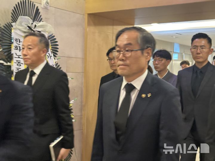 [대전=뉴시스] 김도현 기자 = 이용철 방위사업청장이 5일 오후 대전 유성구 지족동 대전유성선병원에 마련된 한화에어로스페이스 폭발 사고 희생자 빈소를 방문하고 있다. 2026.06.05. kdh1917@newsis.com