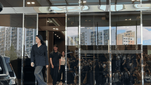 [서울=뉴시스] 5일 젠슨 황 엔비디아 최고경영자(CEO)가 김포공항비즈네스센터를 통해 한국에 입국하고 있다. 2026.06.05. photo@newsis.com